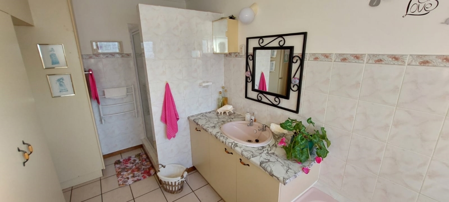 5 Bedroom Property for Sale in Wavecrest Eastern Cape